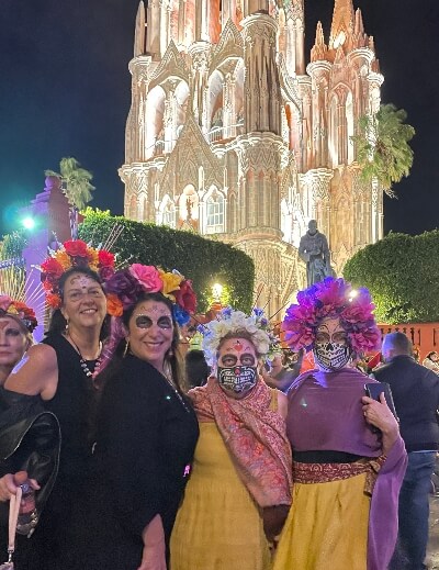 catrinas posing in front of the parroquia