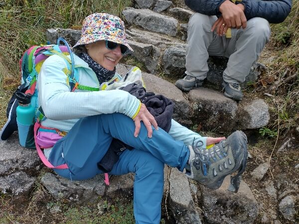 women hike the inca trail