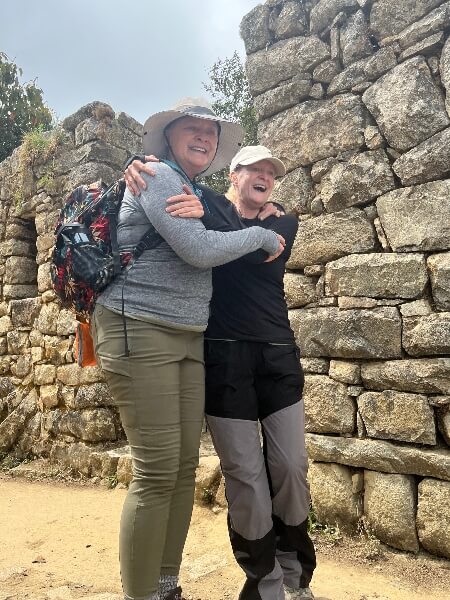 women hike the inca trail