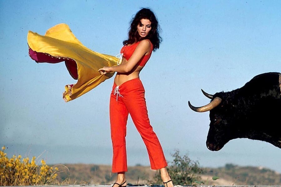 Raquel Welch: Beauty and Strength in One Package