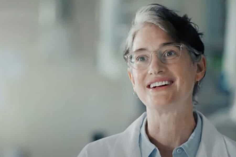 4 Reasons We’re Crazy About the New Spectrum Mobile Ad with the Brilliant Scientist